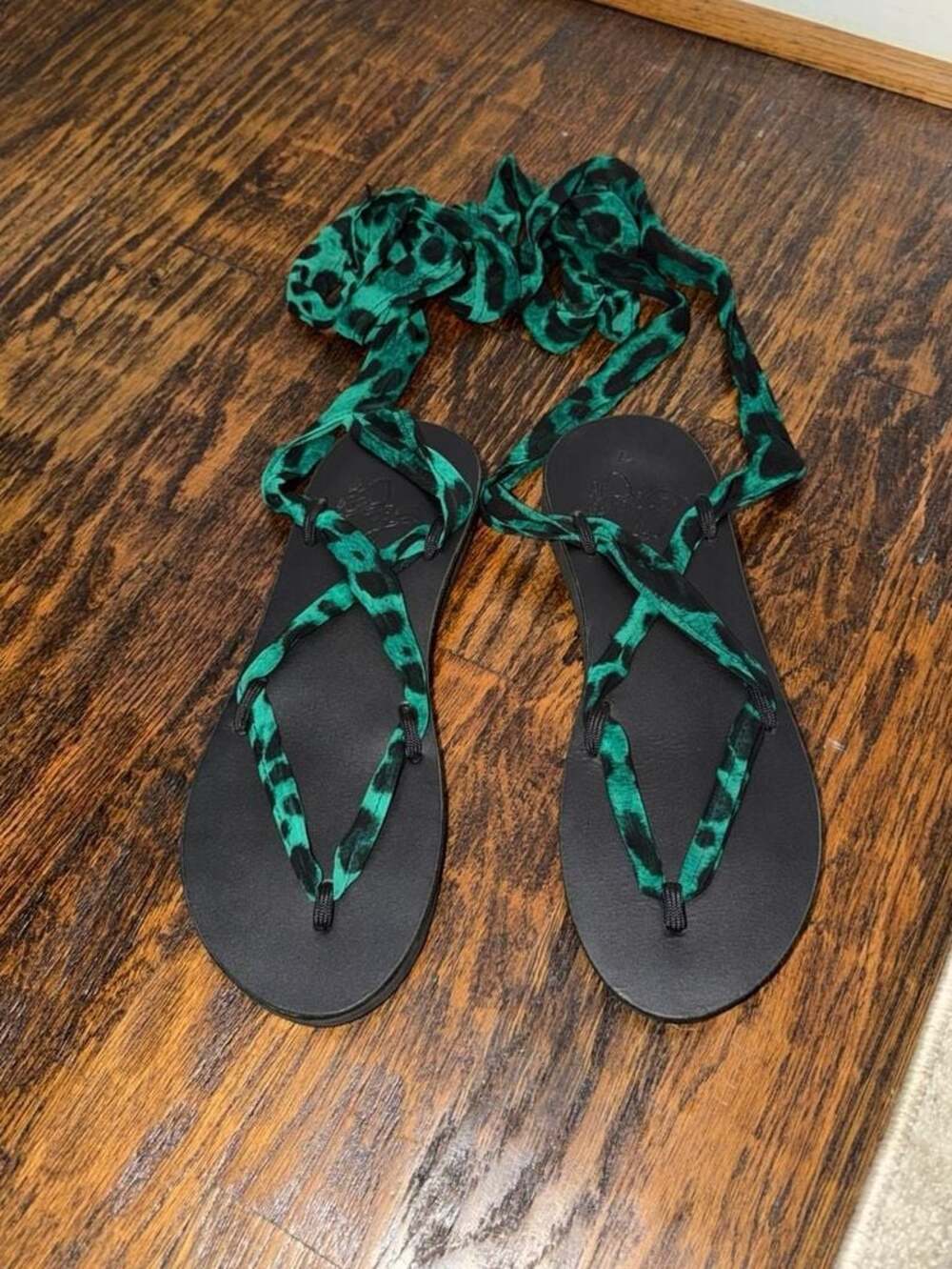 Sseko Designs Green Leopard Print Ribbon Wrap Sandals Size 7